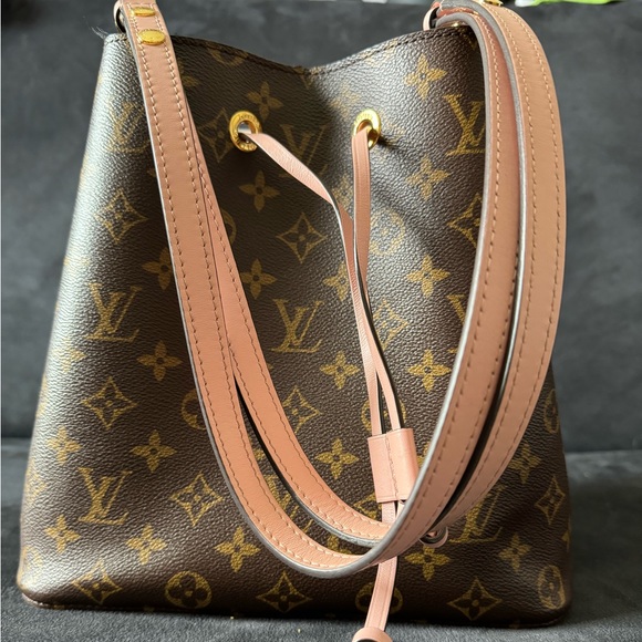 Lv purse - Picture 1 of 8